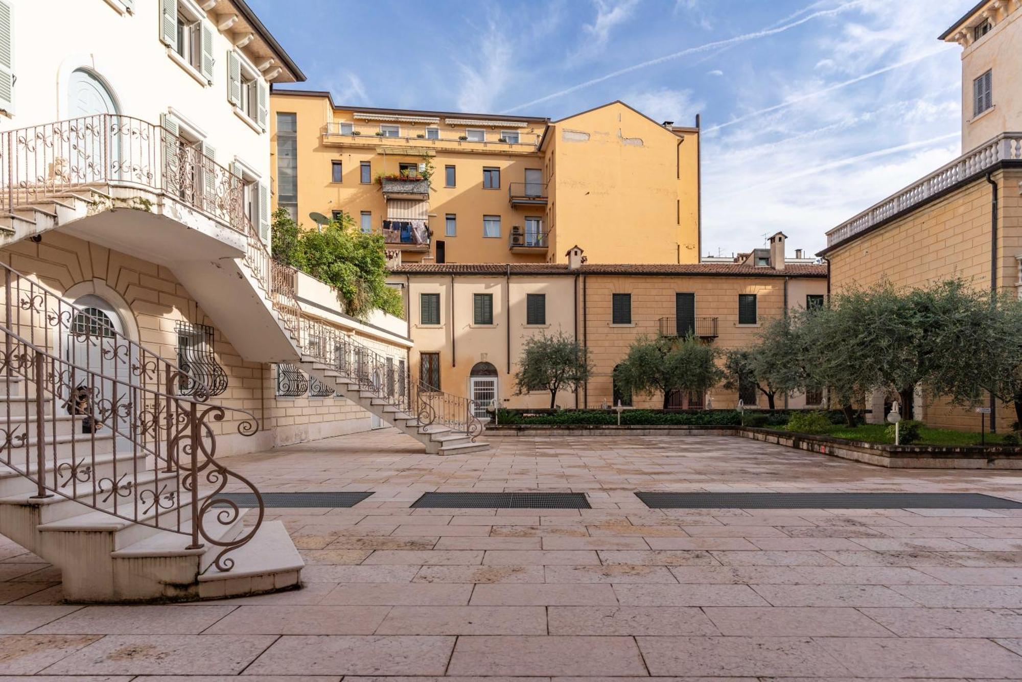-Near Arena & Parking - Pet Friendly Historical Arena Palace Apartment Verona Exterior photo